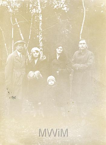 KKE 041.jpg - Od lewej: pierwszy Józef Muszałowski z żoną Heleną i synem Zbigniewem i  znajomymi, Hurbiszcze, lata 30-te XX wieku.